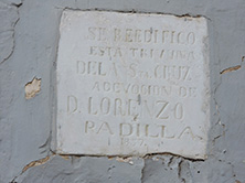 L&aacute;pida conmemorativa de la reedificaci&oacute;n.
